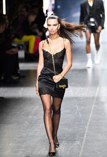 Emily Ratajkowski at Versace Menswear Fashion Show in Milan - January 12, 2019 Emily Ratajkowski at Versace Menswear Fashion Show in Milan - January 12, 2019