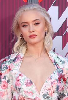 Blonde Zara Larsson leggy at 2019 iHeartRadio Music Awards in LA - March 14, 2019 Blonde Zara Larsson leggy at 2019 iHeartRadio Music Awards in LA - March 14, 2019