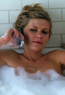 Kirsten Dunst naked in a bathtub at Elizabethtown (2005) Kirsten Dunst naked in a bathtub at Elizabethtown (2005)