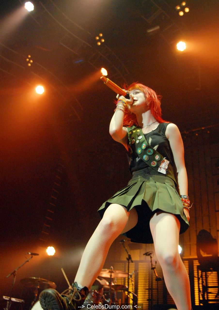 Redhead Hayley Williams sexy performing on the stage Celebs 
