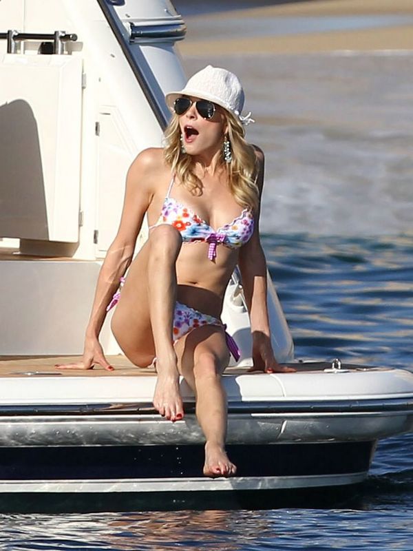 LeAnn Rimes sexy in bikini on a yacht.