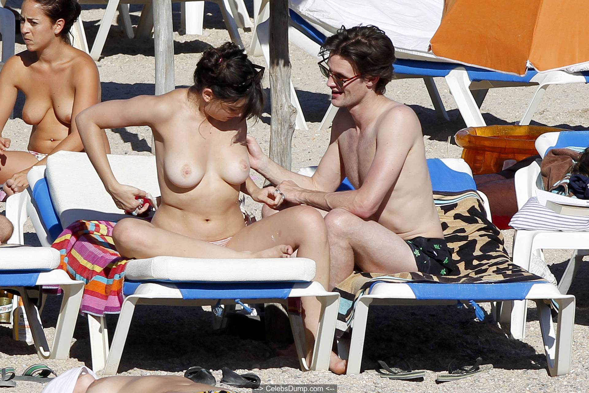 Daisy Lowe changing on the beach shows her nude boos.