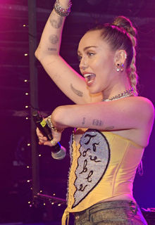 Miley Cyrus - performs live at G-A-Y night Club in London - December 07, 2018 Miley Cyrus - performs live at G-A-Y night Club in London - December 07, 2018