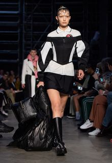 Gigi Hadid at Buryberry 2019 A W collection catwalk show at London Fashion Week - February 17, 2019 Gigi Hadid at Buryberry 2019 A W collection catwalk show at London Fashion Week - February 17, 2019
