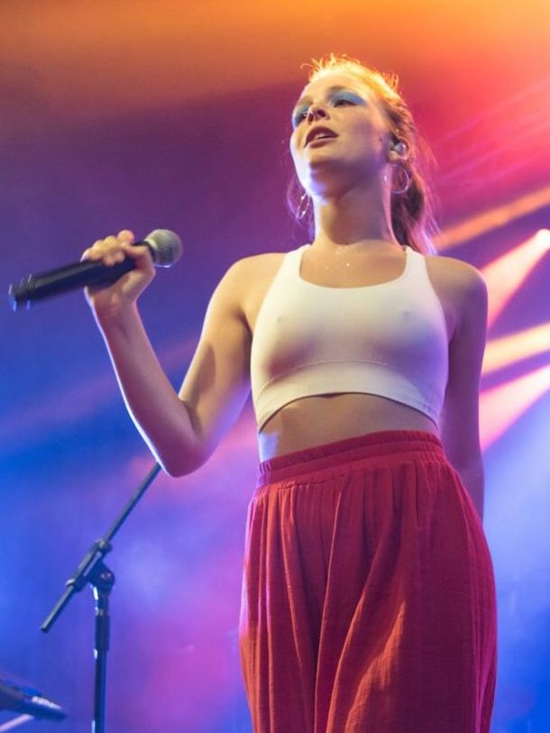 Maggie rogers tits