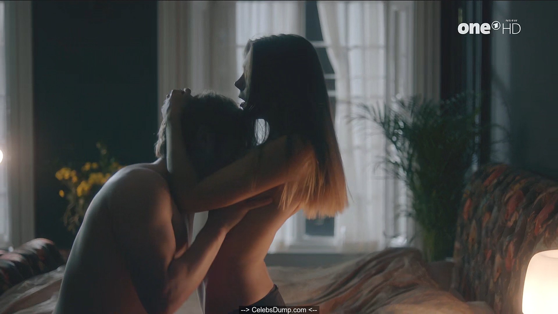Synnove Karlsen nude in sex scenes from Clique S01 E03 (2017) .