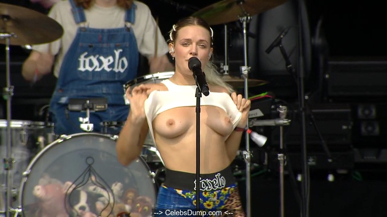 Swedish singer Tove Lo shows her nude tits on the stage as always. 