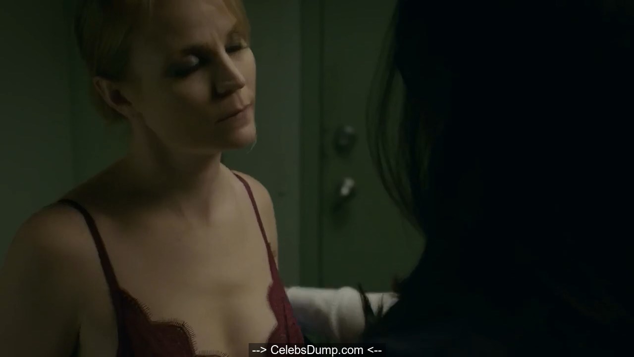 Emily Tarver, Laura Prepon and others topless in Orange Is the New Black s0...