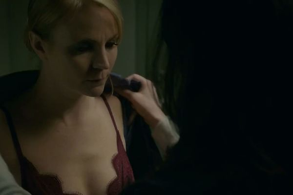Emily Tarver, Laura Prepon and others topless in Orange Is the New Black s0...