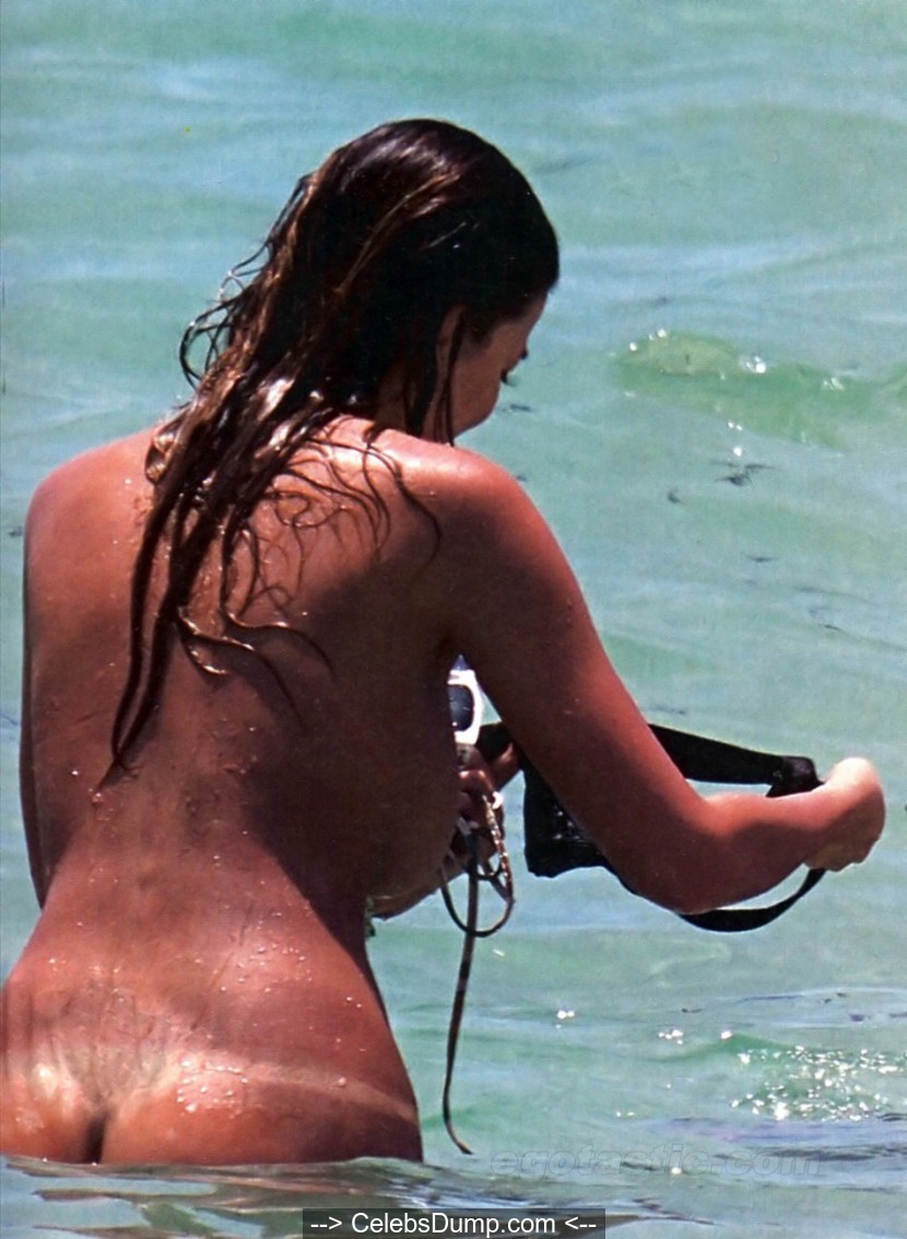 Karina Jelinek nude boobs and ass crack on a beach paparazzi photos - Augus...