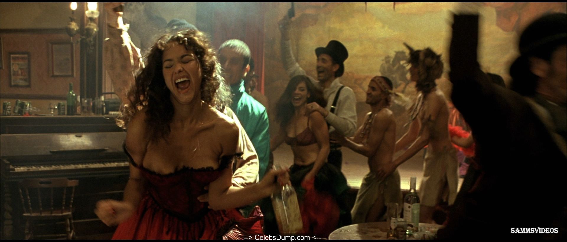 800 balas nude scene