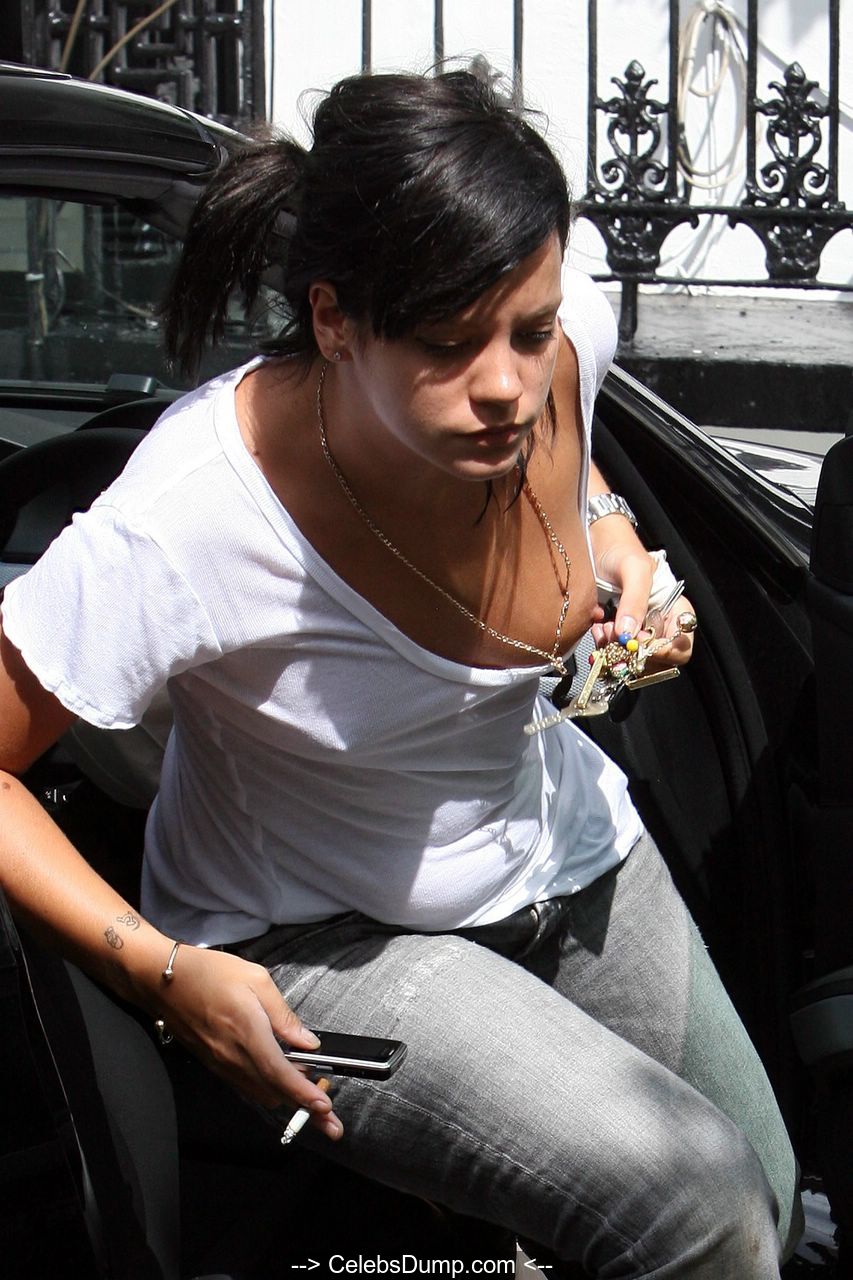 Lily allen boob slip