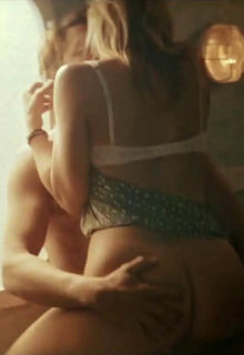 Hadewych Minis flashes her bare ass at Como el viento (2023)