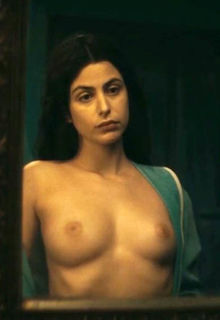 Fotini Peluso topless in the mirror at The Great Chimera s01e04 (2026)