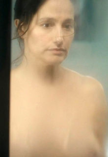 Marie Gillain topless at Une place pour Pierrot (2025)