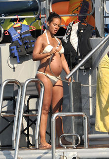 Pregnant Alicia Keys in white bikini on the yacht