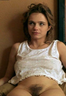 Francesca Neri flashes her bare pussy at Las edades de Lulu (1990)