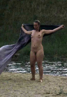 Isabel Hindersin fully nude at Das rote Zimmer (2010)