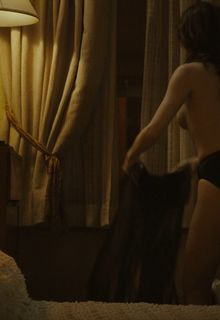 Sarah Bolger topless at The Westies s01e03 (2026)