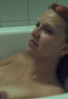 Frederikke Dahl Hansen nude in hte bathtub at Noia S01E02 (2020)
